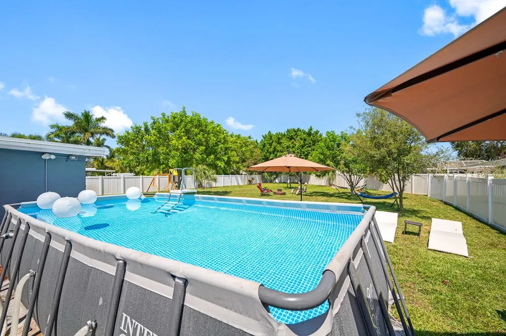 Spacious 4BR w pool BBQ grill theatre room — 4-Star Luxury Hotel in Bradenton, United States