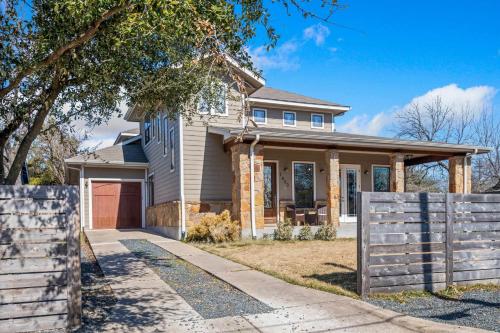 Bright Home in East ATX 3BR Cowboy Pool — 4-Star Luxury Hotel in Austin, United States