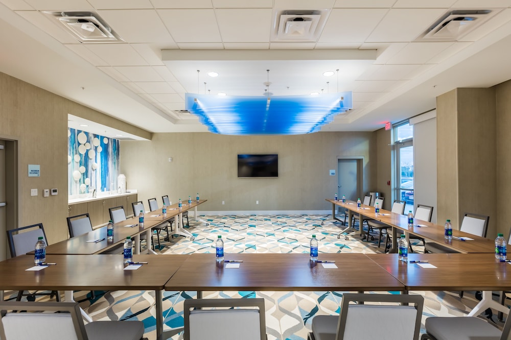 Holiday Inn Express & Suites Orlando at SeaWorld by IHG - photo 48