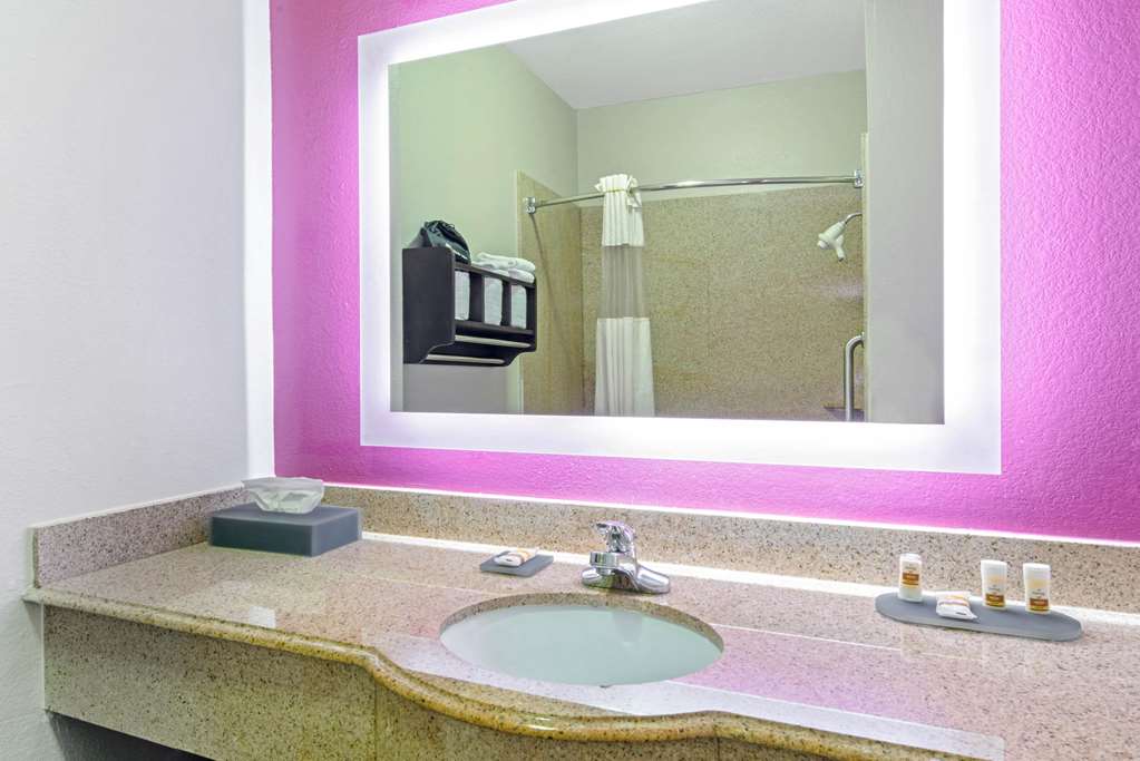 La Quinta Inn & Suites by Wyndham Winnie - photo 15