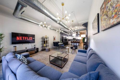 Group Friendly 6BR Luxury Suite in Prime South Loop Location with Optional Parking and Gym Access Near McCormick Place Soldier Field and Grant Park — 4-Star Luxury Hotel in Chicago, United States