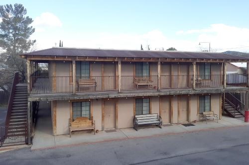 Tombstone Motel - photo 10