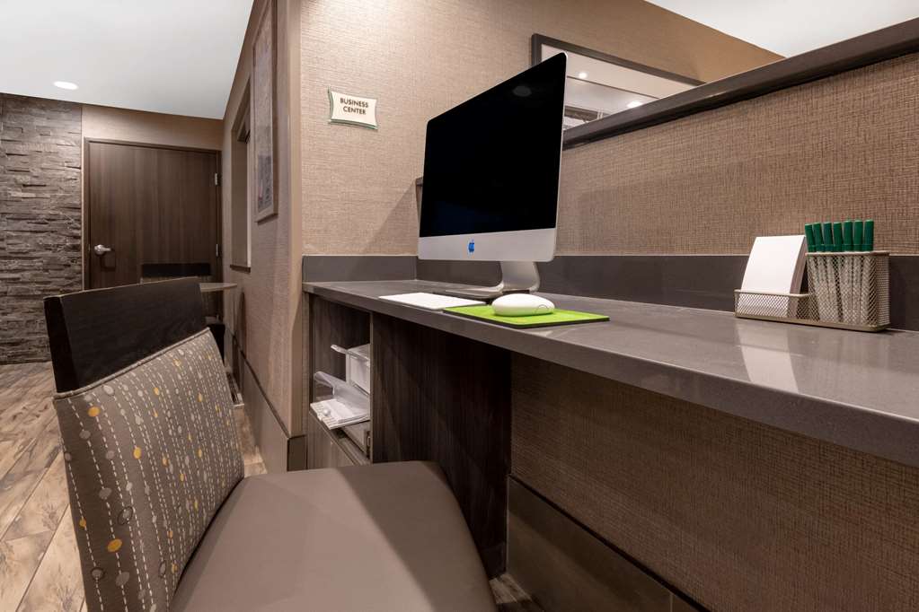 La Quinta Inn & Suites by Wyndham Anchorage Airport - photo 30