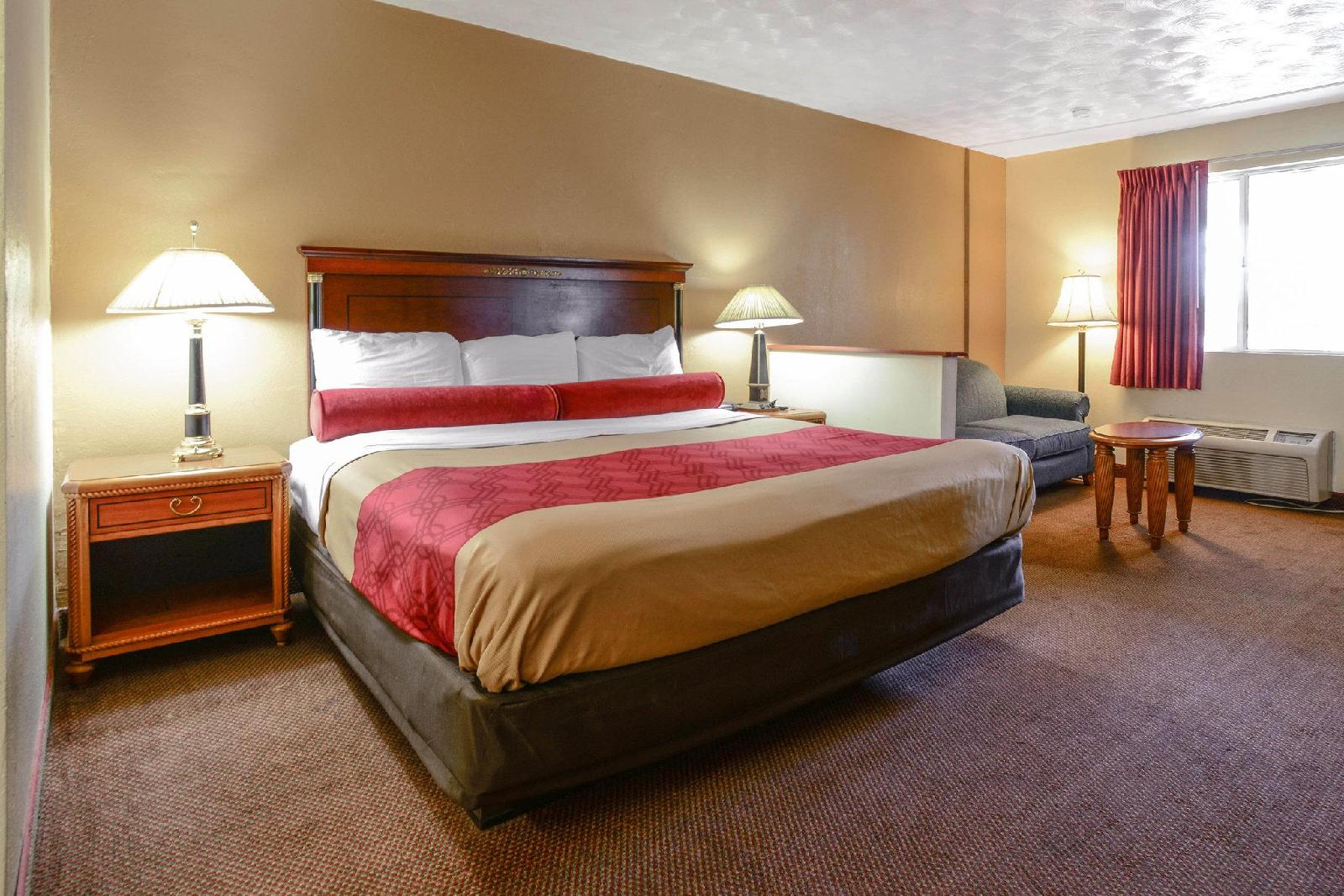 Econo Lodge Inn & Suites - photo 5