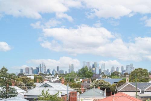 Brunswick 3bdrm townhouse with parking by Custom Bnb Hosting — 4-Star Luxury Hotel in Melbourne, Australia