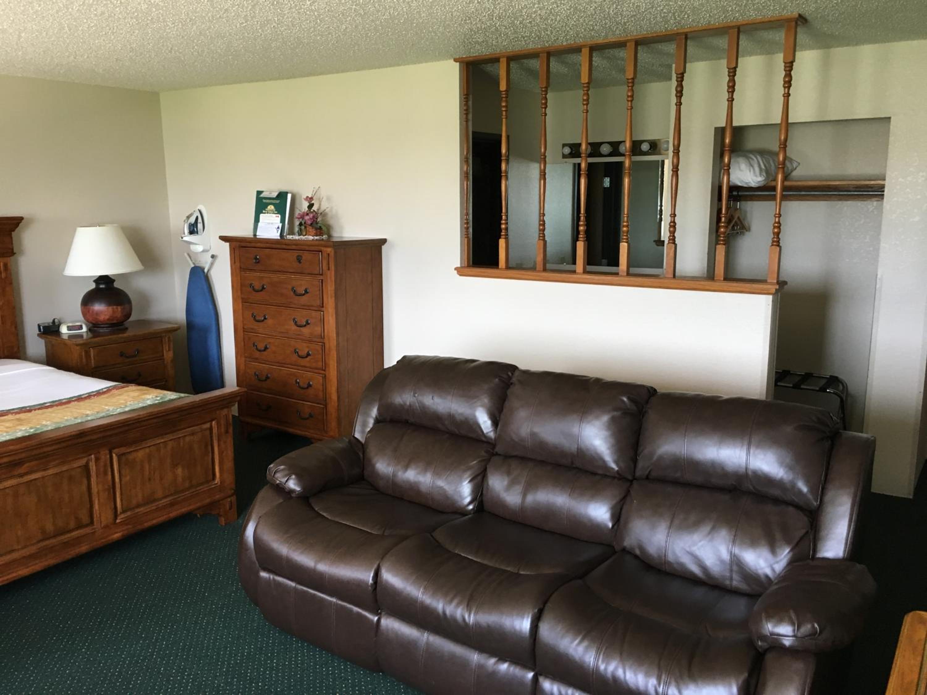 Cassville Four Seasons Inn & Suites - photo 11