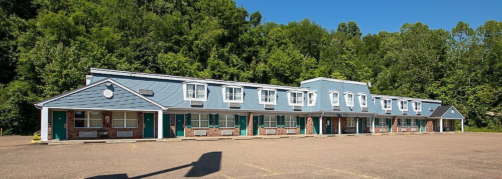 Country Squire Inn & Suites - photo 34