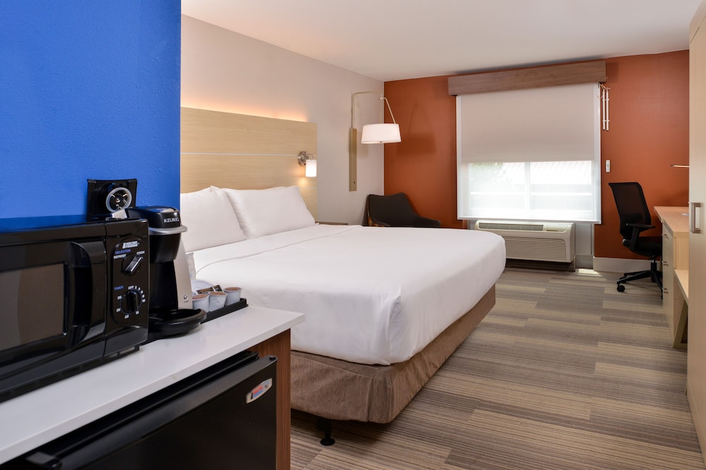 Holiday Inn Express & Suites Cincinnati Mason by IHG - photo 22