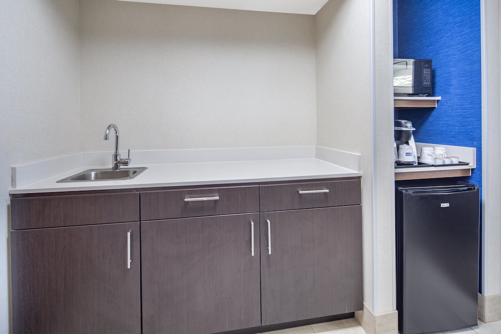 Holiday Inn Express Hotel & Suites Bishop by IHG - photo 8