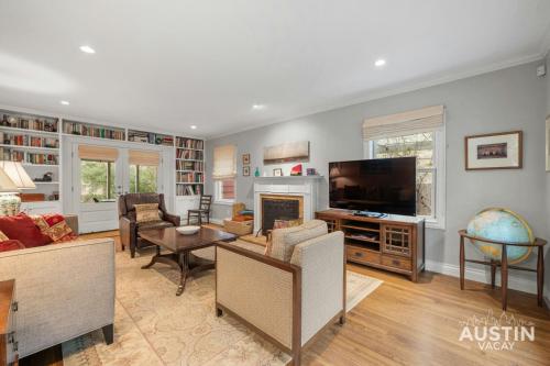 Near UT Pet Friendly w Parking 3BR 2.5BA in Walkable Area By Austin Vacay in Austin, United States