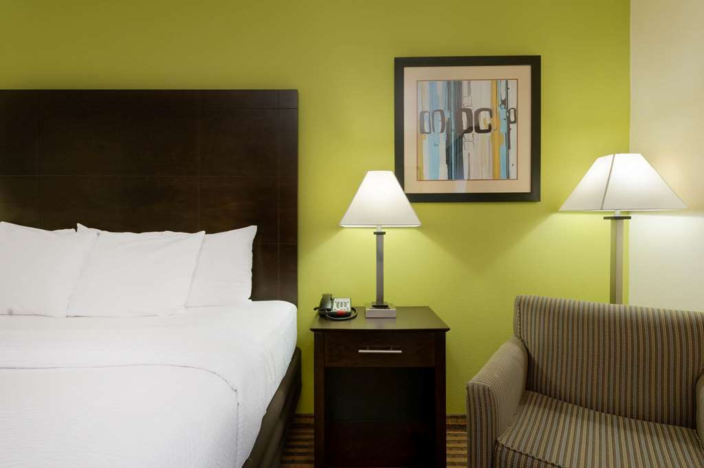 La Quinta Inn & Suites by Wyndham Columbus Grove City - photo 48