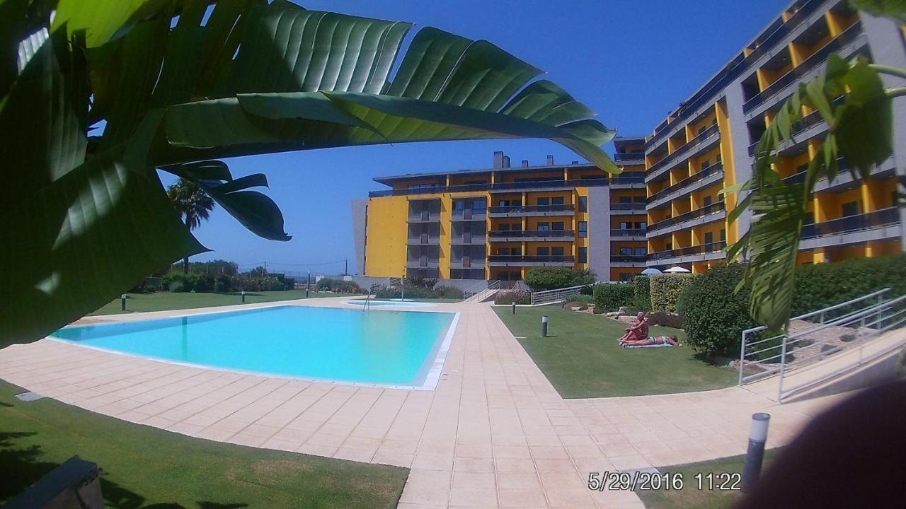 Apartamento frente ao mar com piscina de água salgada — 4-Star Luxury Hotel in Quarteira, Portugal