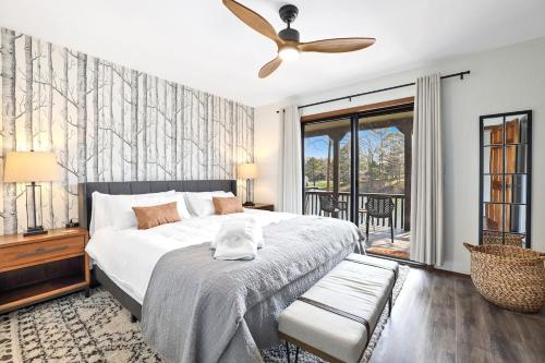 Lakeside Nest Dock on Lake Rayburn Sleeps 10 in Bella Vista, United States