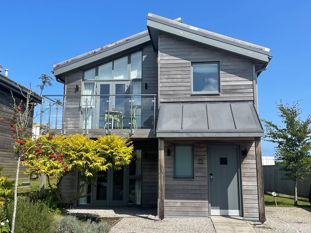 Una Lodge 73 — 4-Star Luxury Hotel in St Ives, United Kingdom