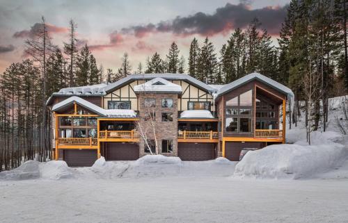 Beautiful Mountain Modern Home 4Bedroom Spa — 4-Star Luxury Hotel in Whitefish, United States