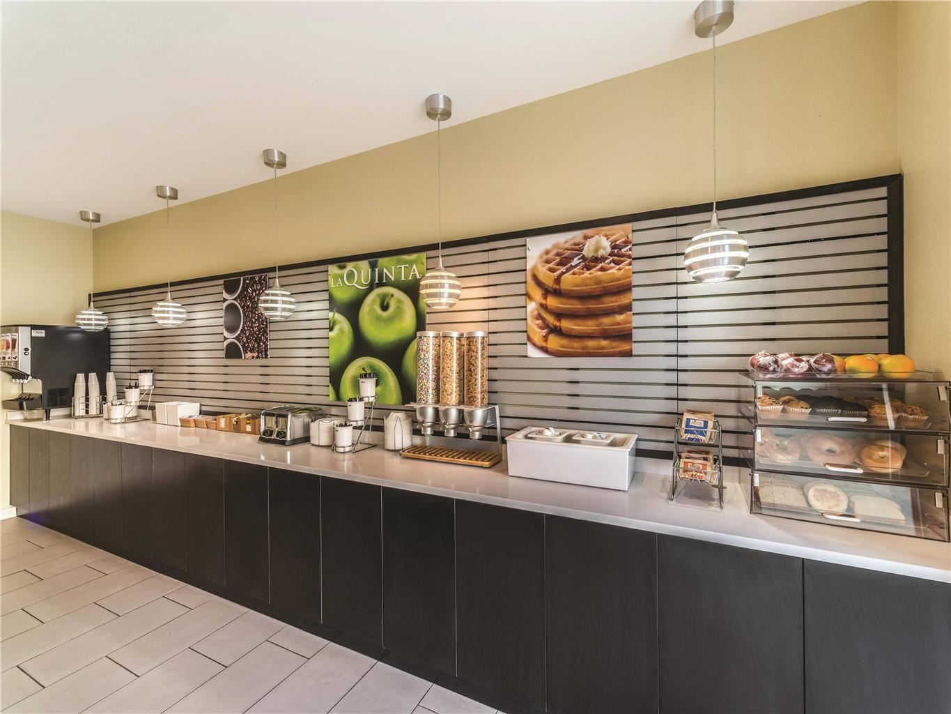 La Quinta Inn & Suites by Wyndham Collinsville St. Louis - photo 29