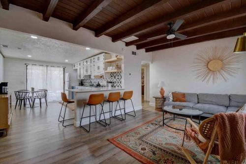 Casa Charleston 3BR 2Bath Private HOT TUB Pet Friendly No Pet Fees — 4-Star Luxury Hotel in Albuquerque, United States