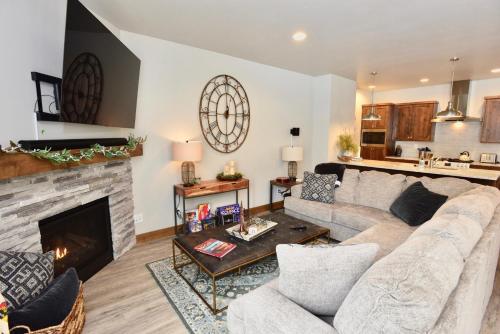 Silverpine Gem Downtown Walk to shops restaurants Payette Lake WiFi in Mccall, United States