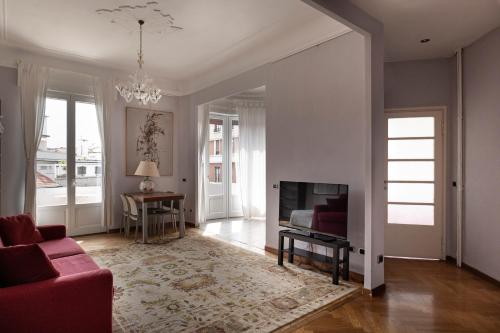 Bright House City Center on Subway Lines 1 2 &3 — 4-Star Luxury Hotel in Milan, Italy