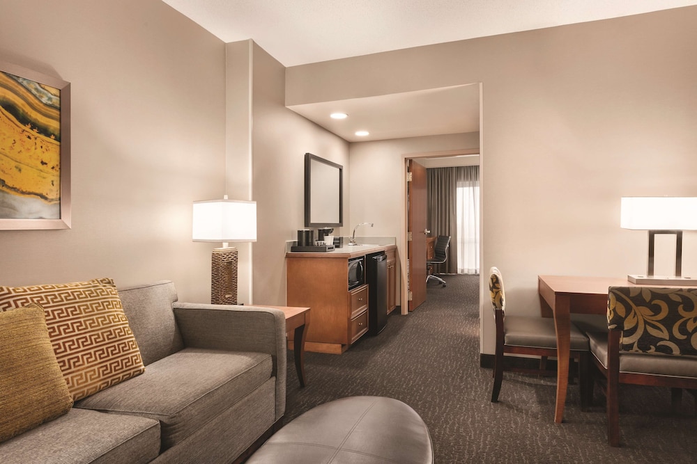 Embassy Suites by Hilton Franklin Cool Springs - photo 27