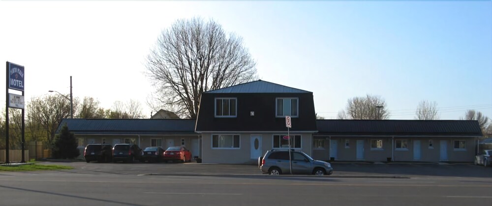 Perth Plaza Inn & Suites in Perth, Canada