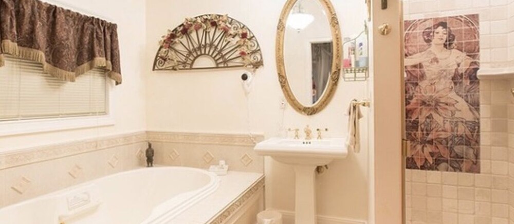Iron Amethyst Inn Boutique Hotel - photo 18