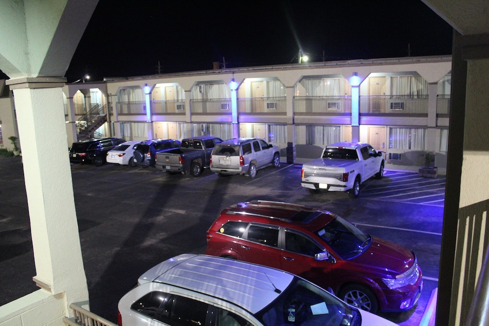Hutchinson Inn - photo 34