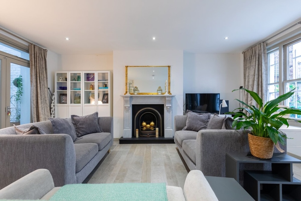 Elegant 2BD Flat 5 Mins to Kensington Gardens — 4-Star Luxury Hotel in London, United Kingdom