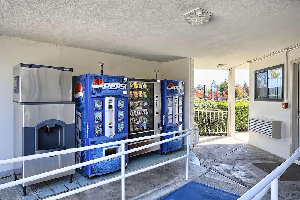 Super 8 by Wyndham Walnut Creek - photo 17
