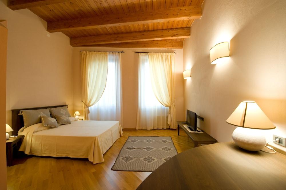 Piazza Azuni 18 Guest House — 4-Star Luxury Hotel in Sassari, Italy
