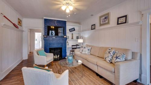Walk to Beach Flamingle in Fuchsia Whole House — 4-Star Luxury Hotel in Tybee Island, United States