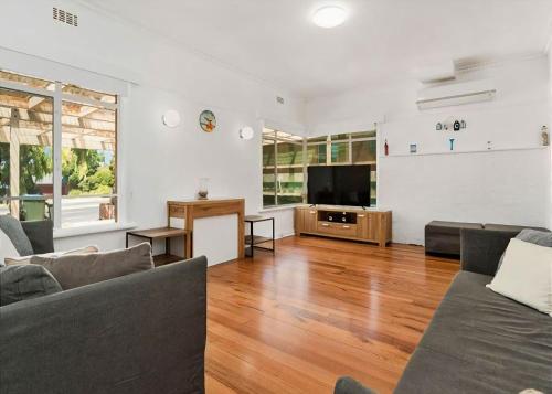 Boneo Beach Shack renovated and affordable in Rosebud, Australia