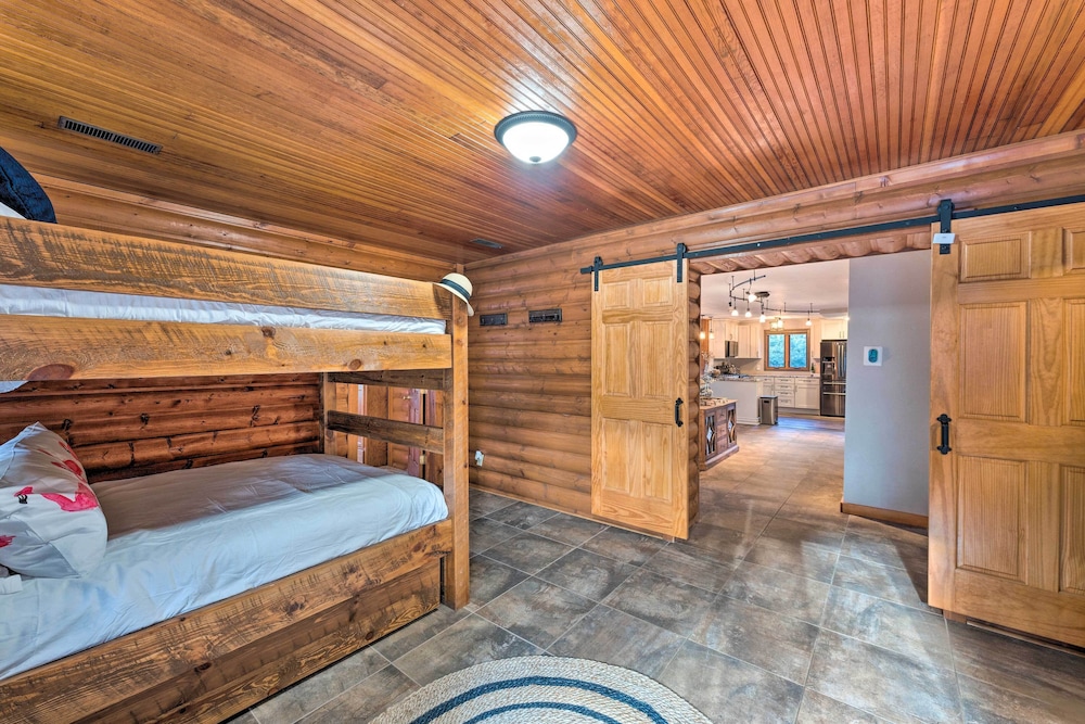 Boat Dock and Backyard Rock River Retreat — 4-Star Luxury Hotel in Edgerton, United States