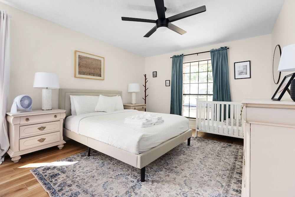 Chic Escape Pool Hot Tub Gym Playroom in Round Rock, United States