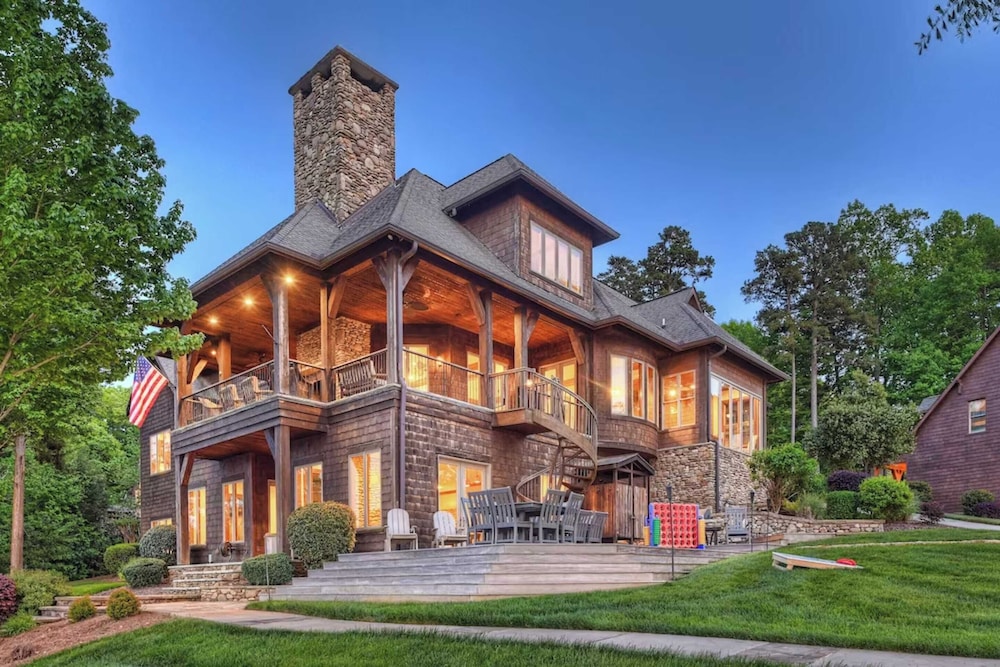 Lakefront Private Dock beach Game Room Sunset Shores Resort: The Grand House in Mooresville, United States