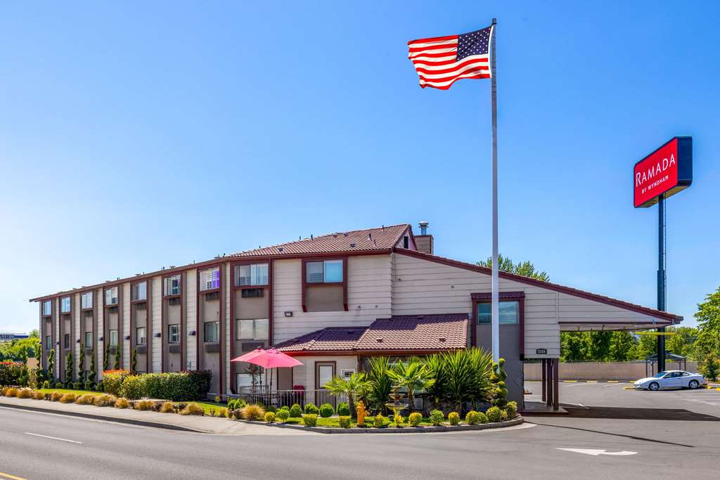 Ramada by Wyndham Medford Airport North - photo 2