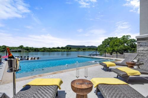 Blue Horizon Retreat with Concierge Services in Kingsland, United States