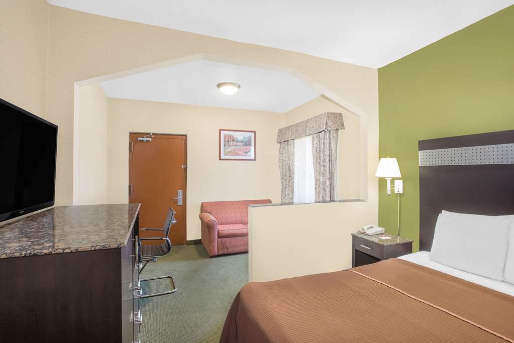 Howard Johnson by Wyndham North Bergen - photo 7