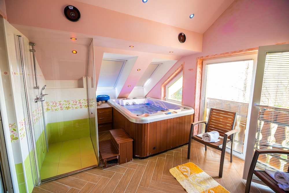 Luxury Apartment Ana with Hot Tub — 4-Star Luxury Hotel in Ivancna Gorica, Slovenia