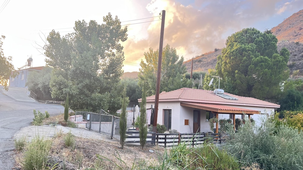 Beautiful 3 Bedr House in Arakapas With Fireplace