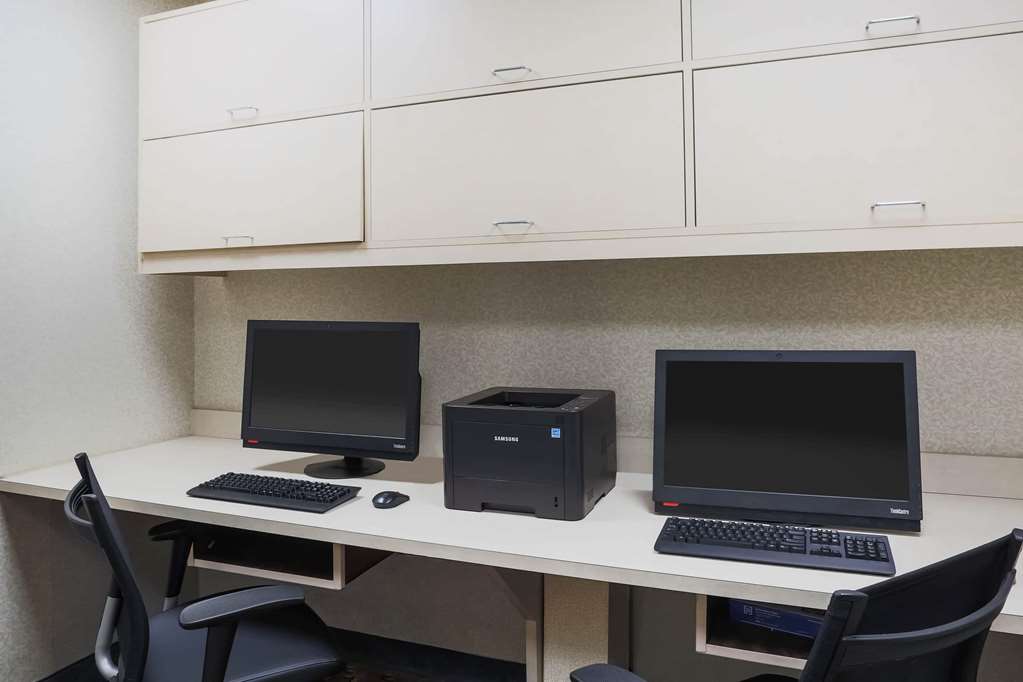 La Quinta Inn & Suites by Wyndham Islip MacArthur Airport - photo 33