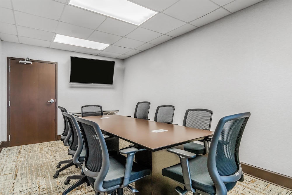 Hampton Inn & Suites Detroit Airport Romulus - photo 37
