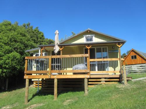 Snowberry Cottage at Lochsloy Farm Little River — 4-Star Luxury Hotel in Christchurch, New Zealand