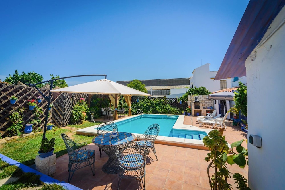 Los Mellizos — 4-Star Luxury Hotel in Penaflor, Spain