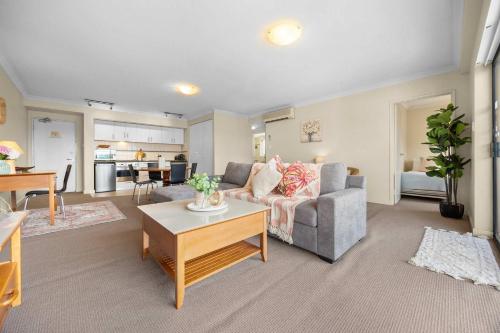 City Views Resort Style Living Pool Tennis Parking — Perth