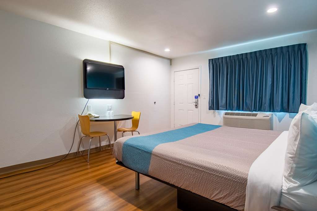 Motel 6 San Bernardino CA Downtown - photo 10
