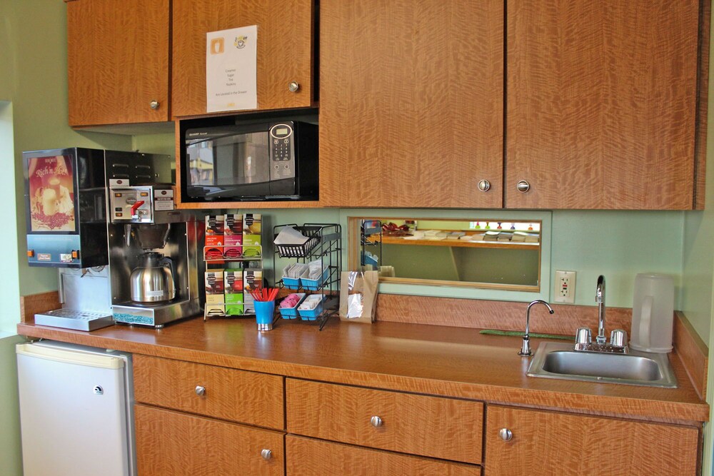 America's Best Inn & Suites Hawthorne - photo 2
