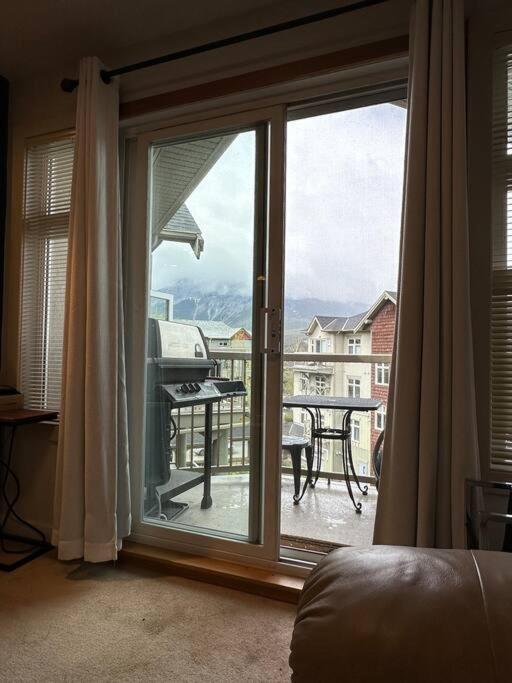 W463 Canmore 2BD 2BT AC MT view Central Location — 4-Star Luxury Hotel in Canmore, Canada