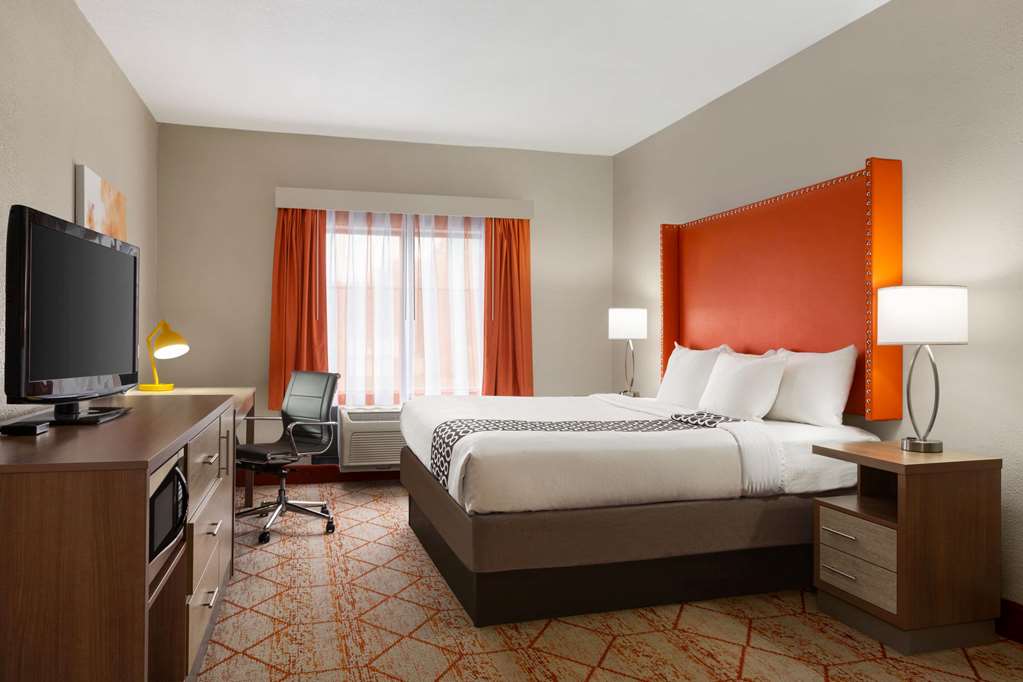 La Quinta Inn & Suites by Wyndham Lackawanna - photo 17