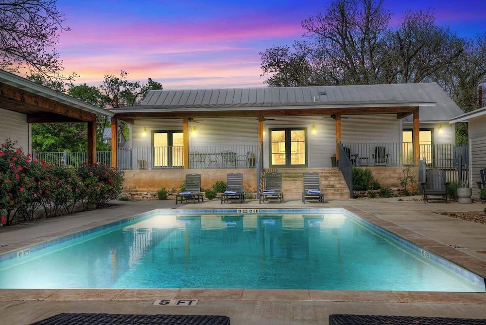 Schubert Inn main With Pool and Grill 2blks to Main - photo 17